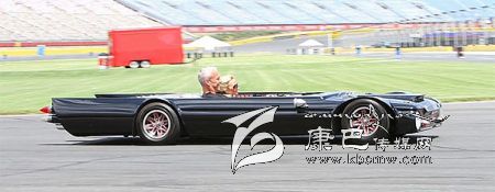 世界上最“扁”的汽車 躺著開！