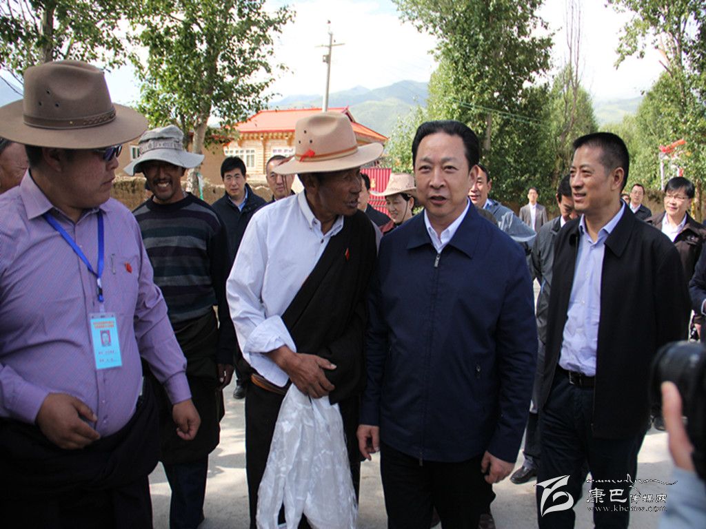 黃新初在甘孜縣調(diào)研指導(dǎo)扶貧開發(fā)工作、慰問對(duì)口支援我州的干部人才代表掠影