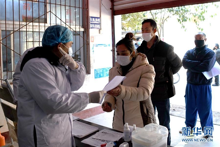 （抓好經(jīng)濟發(fā)展 應(yīng)對復(fù)雜局面·圖文互動）（3）2500萬農(nóng)民工如何安全返崗？——農(nóng)民工大省四川復(fù)工觀察