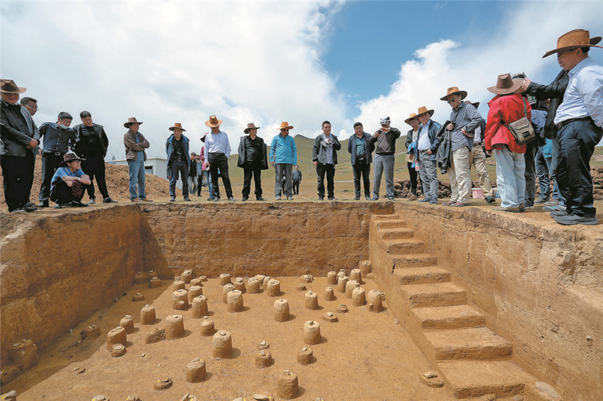 專(zhuān)家在遺址.jpg 專(zhuān)家在遺址.jpg