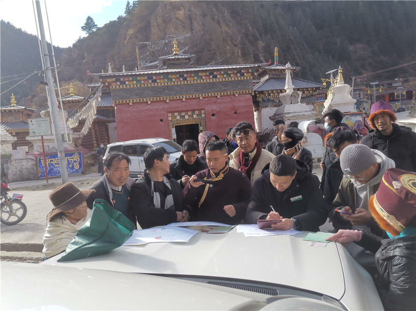 別樣的汽車銀行很接地氣，農(nóng)行德格縣支行開展農(nóng)戶信息建檔，現(xiàn)場為百姓開展金融服務(wù)。.jpg