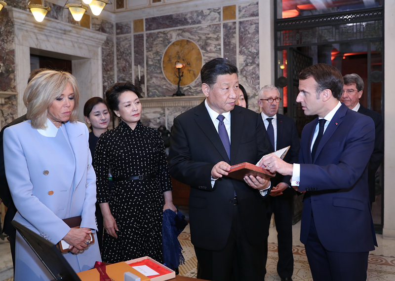 2019年3月24日，習近平在法國尼斯會見法國總統(tǒng)馬克龍。會見前，馬克龍向習近平贈送1688年法國出版的首部《論語導讀》法文版原著。
