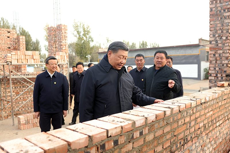 2023年11月10日，習(xí)近平總書記在河北保定涿州市刁窩鎮(zhèn)萬全莊村房屋重建施工現(xiàn)場(chǎng)考察。