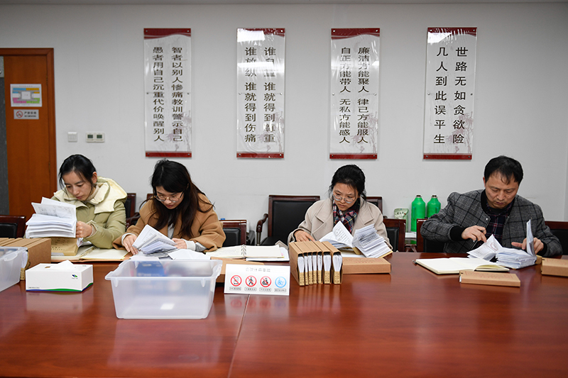 2020年1月8日，浙江寧波市北侖區(qū)紀(jì)委工作人員在檢查北侖區(qū)大數(shù)據(jù)發(fā)展管理中心2019年的公款消費(fèi)票據(jù)，查找是否存在違規(guī)問題。