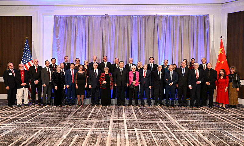 這是美國友好團(tuán)體聯(lián)合歡迎宴會(huì)開始前，習(xí)近平主席會(huì)見飛虎隊(duì)和史迪威將軍后人、鼓嶺、艾奧瓦州、華盛頓州等方面友好人士代表，同他們親切交談并合影留念。