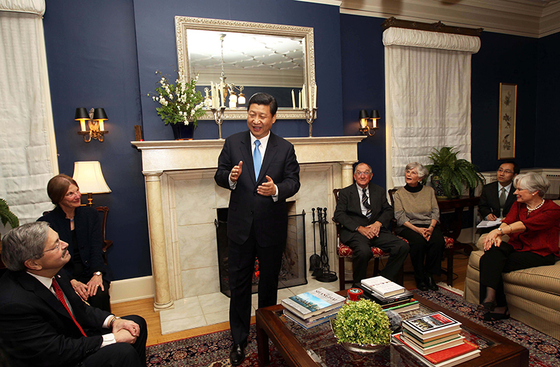 習(xí)近平2012年訪美時(shí)與老朋友敘舊場景。