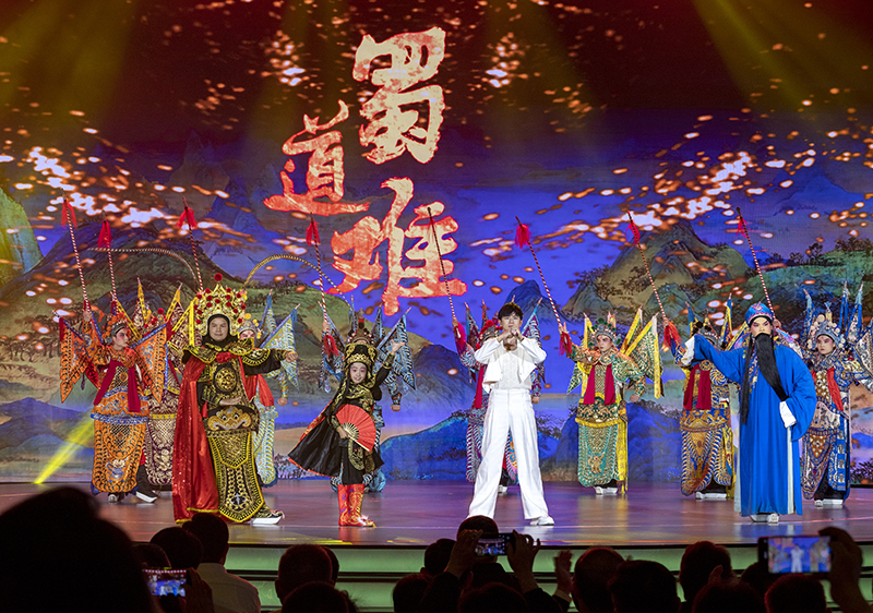 2023年10月13日，成都，“把青春華章寫在祖國(guó)大地上”大思政課網(wǎng)絡(luò)主題宣傳和互動(dòng)引導(dǎo)活動(dòng)在四川大學(xué)舉行。