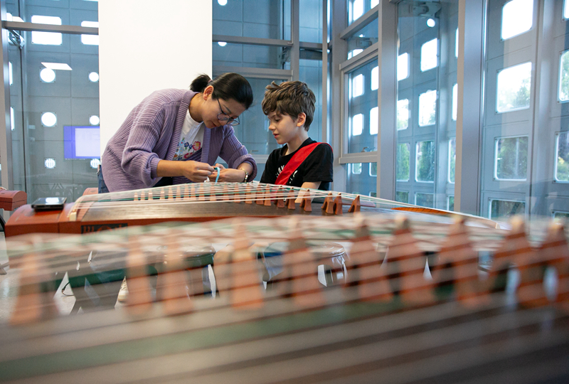 4月29日，在塞爾維亞貝爾格萊德中國文化中心，古箏指導老師王宣（左）在教學。新華社記者 李京 攝