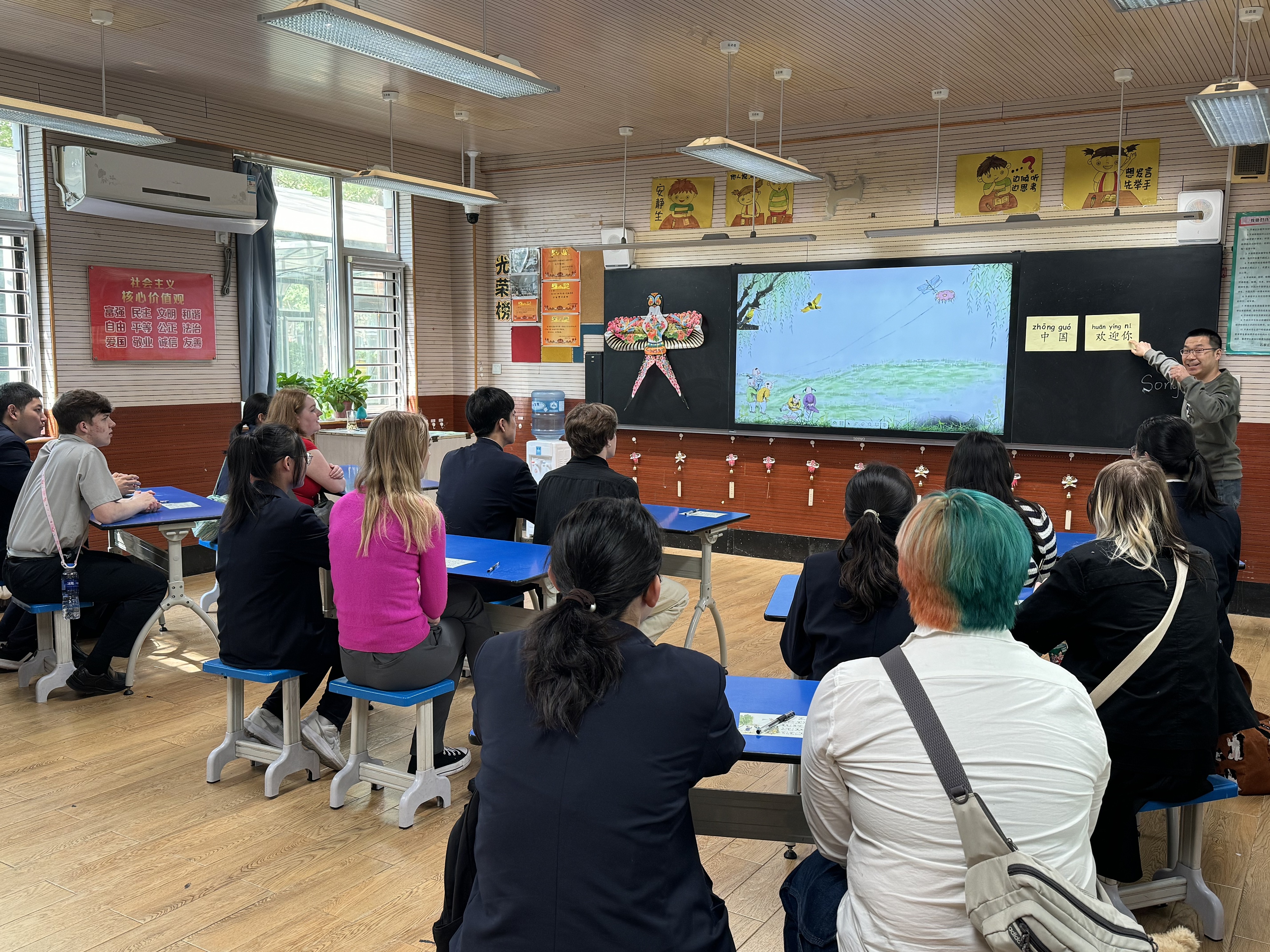 2024年4月20日，美國艾奧瓦州馬斯卡廷高中“友誼傳承”研學團來到石家莊外國語學校，中美學生同上一節(jié)中文課。