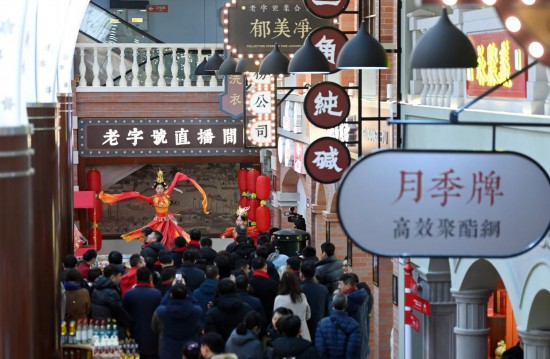 顧客在天津老字號集合店內(nèi)觀看演出。新華社記者 趙子碩 攝