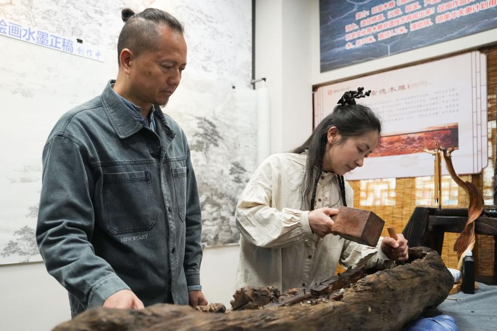 潘能輝和妻子胡美華在湖南常德河街展示木雕。新華社記者 薛宇舸 攝
