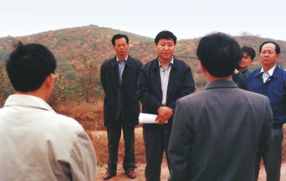 1999年11月，習(xí)近平在龍巖市長(zhǎng)汀縣河田水土流失治理區(qū)調(diào)研。圖源：《習(xí)近平在福建（下）》