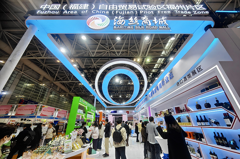 2024年3月18日，第四屆中國跨境電商交易會在福建福州開幕。展會聚焦“鏈接跨境全流域 共建電商新生態(tài)”，集聚全國80余個外貿(mào)產(chǎn)業(yè)帶的上千家供應(yīng)鏈企業(yè)。