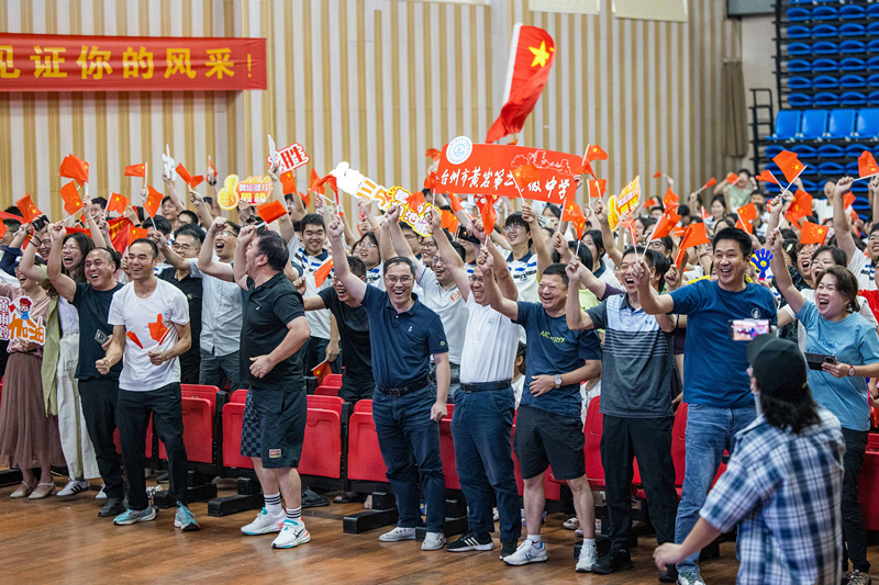 北京時(shí)間7月27日，2024年巴黎奧運(yùn)會(huì)首個(gè)比賽日，在射擊10米氣步槍混合團(tuán)體比賽中，中國(guó)選手黃雨婷/盛李豪獲得金牌。圖為黃雨婷的母校師生們通過(guò)收看奧運(yùn)直播的方式為她加油助威。