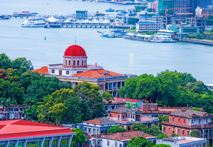 鼓浪嶼素有“萬(wàn)國(guó)建筑博物館”的美譽(yù)，八卦樓作為全國(guó)重點(diǎn)文物保護(hù)單位，是鼓浪嶼世界文化遺產(chǎn)核心要素之一。楊勁堅(jiān) 攝