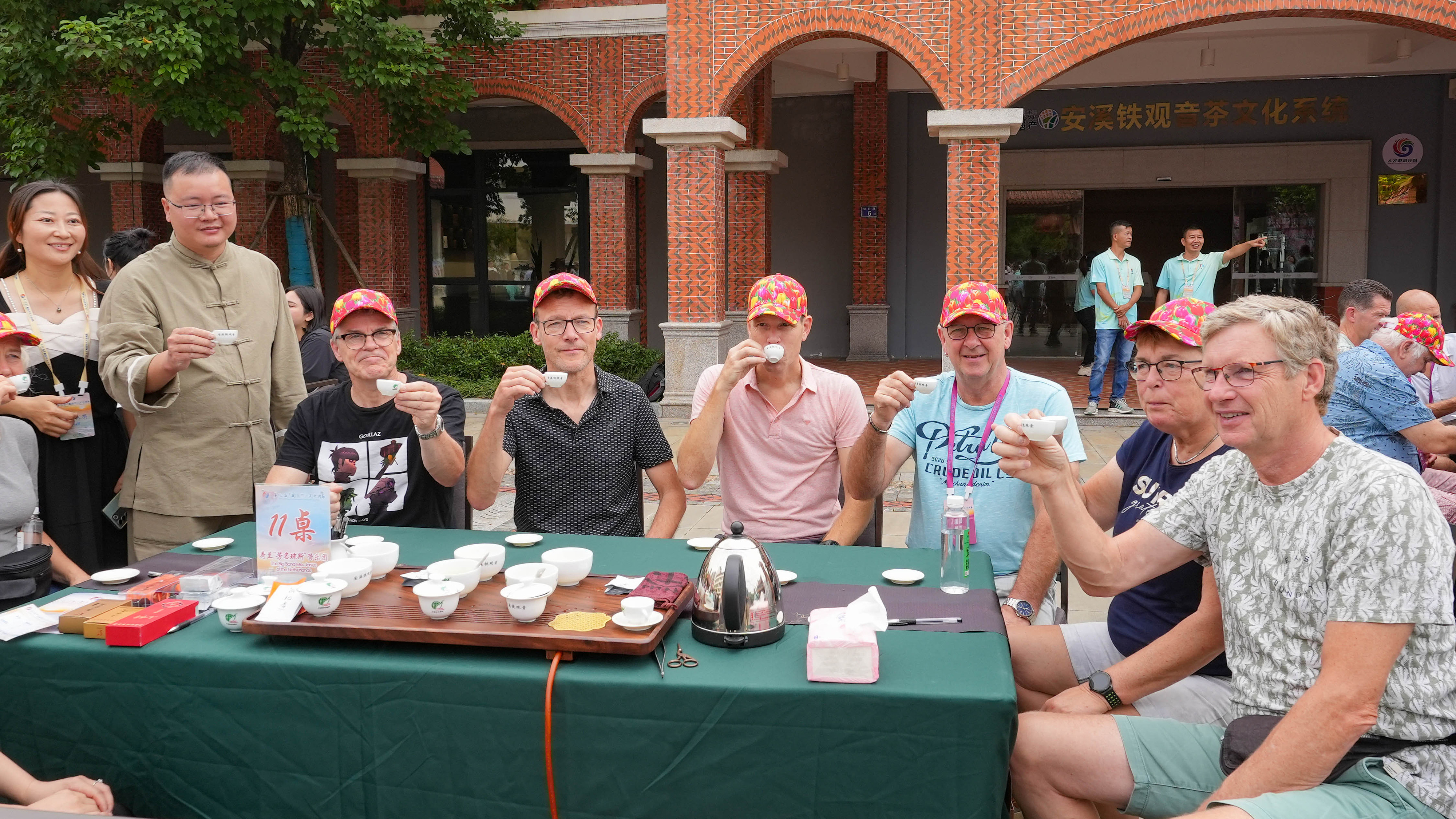 △2023年10月4日，福建泉州，外國(guó)人品中國(guó)茶。